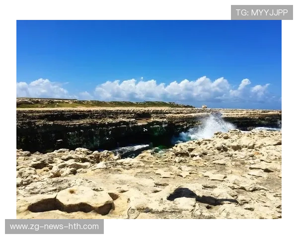 安提瓜海滩排球比赛吸引众多游客，安提瓜旅游